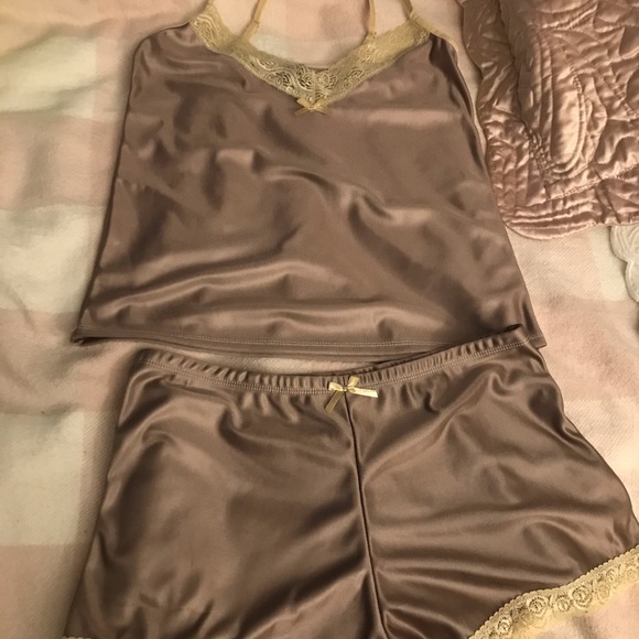 𝑀𝐼𝐷𝑁𝐼𝐺𝐻𝑇 ᑕOᑕO ♡︎ 𝐿𝑂𝑈𝑁𝐺𝐸𝑅𝐼𝐸 𝑆𝐸𝑇 - Picture 2 of 16